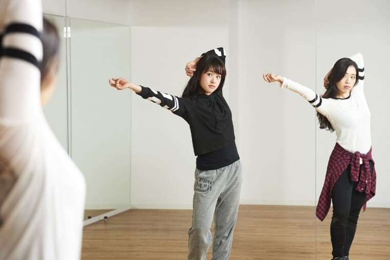 スタジオで踊る生徒たちの様子