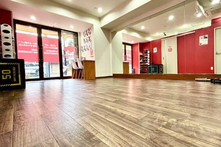 ダンス用設備が整ったスタジオの様子